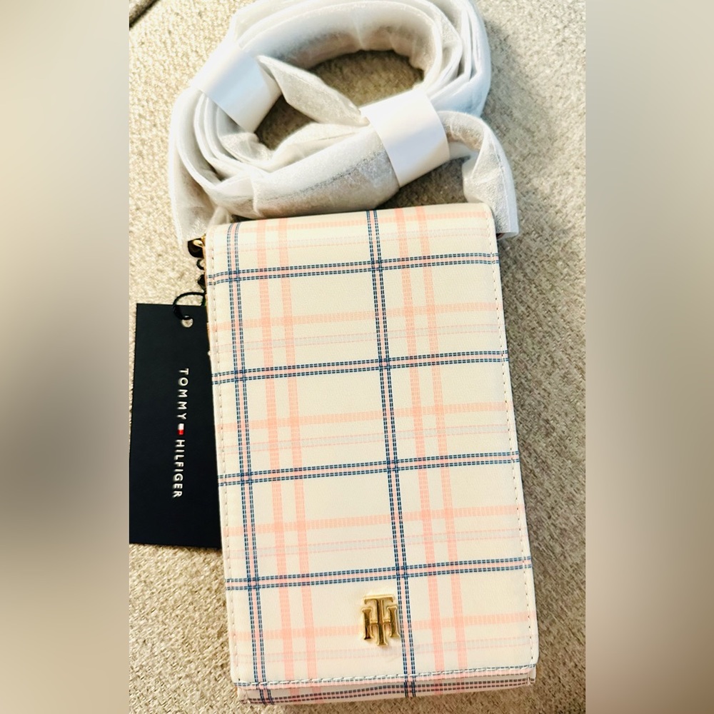 NWT Tommy Hilfiger Women's Julia iPhone Crossbody